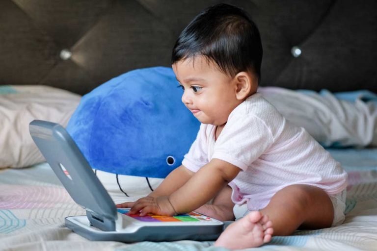 Baby-using-computer